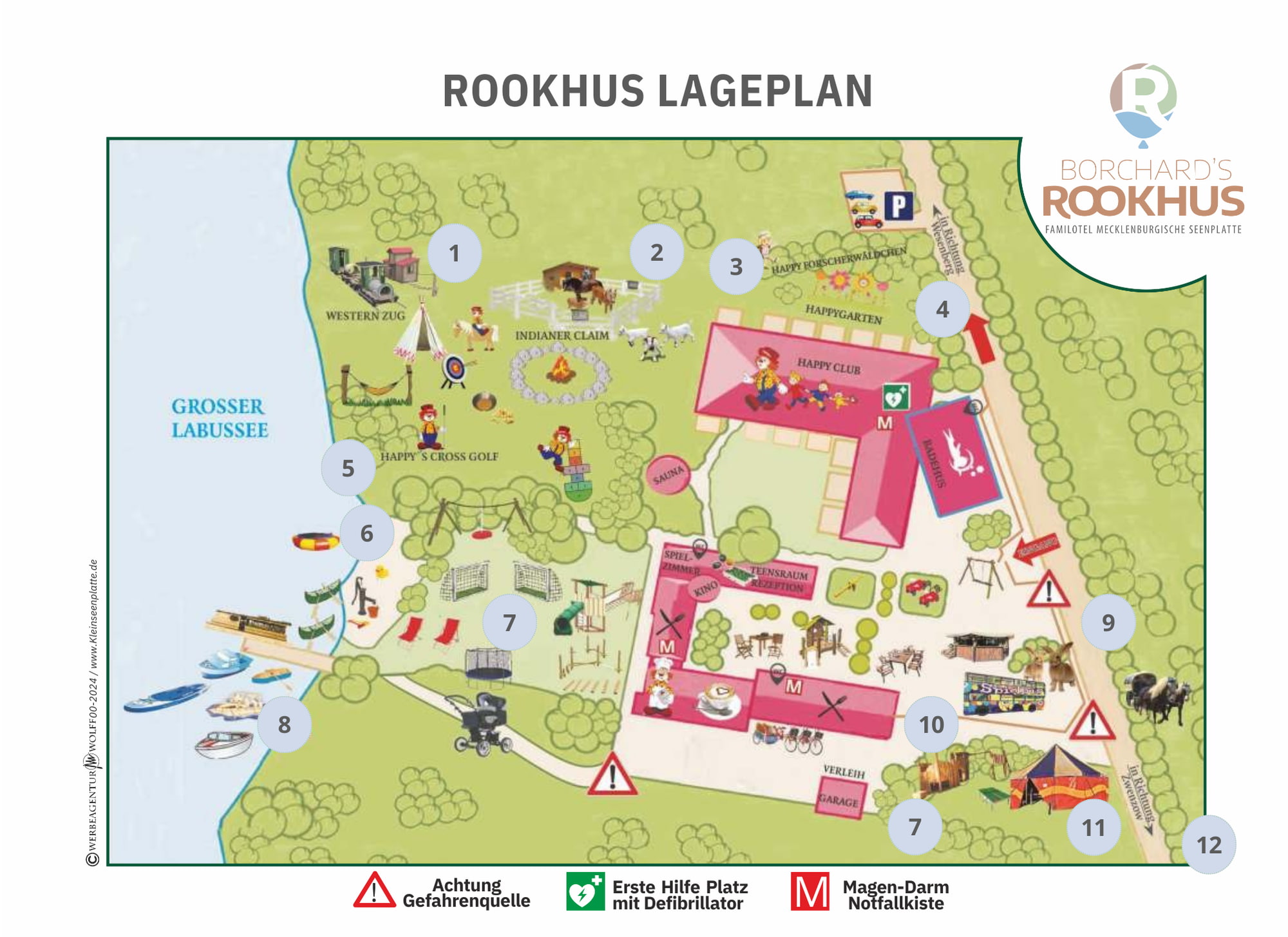 Der Lageplan zeigt die verschiedenen Erlebnisse und Einrichtungen des Familienhotels Borchard’s Rookhus direkt am Großen Labussee. Zahlreiche Freizeitangebote, Spielplätze und Abenteuerbereiche verteilen sich auf dem weitläufigen Gelände, um den Gästen ein unvergessliches Urlaubserlebnis zu bieten.